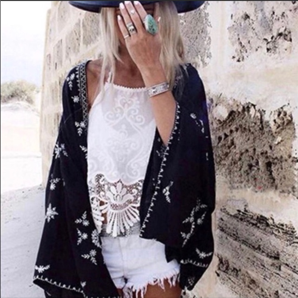 💋SOLD 💋 Super cute black and white kimono.